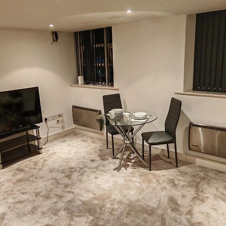 Lovely 1 Bedroom Apartment With Free Parking & Gym Kirkburton Dış mekan fotoğraf