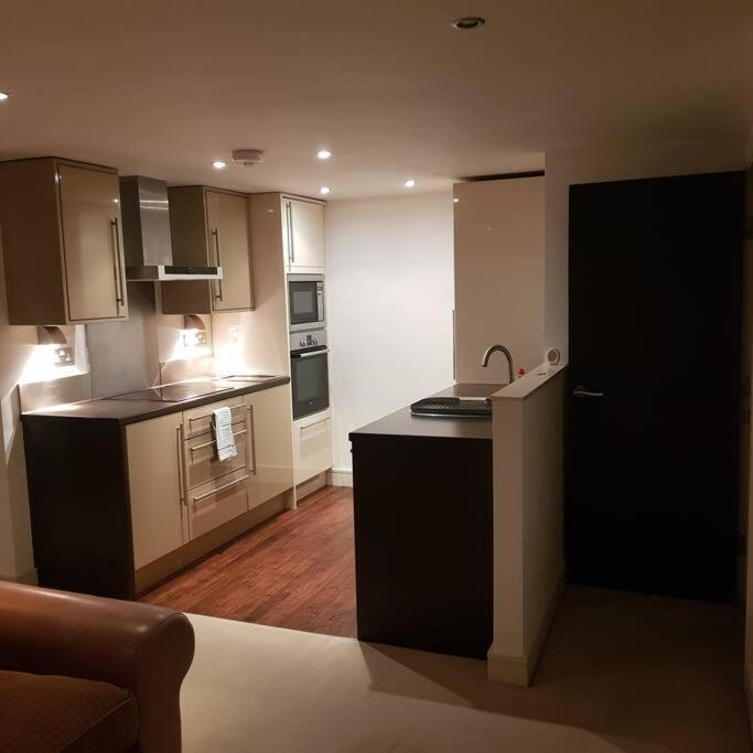 Lovely 1 Bedroom Apartment With Free Parking & Gym Kirkburton Dış mekan fotoğraf
