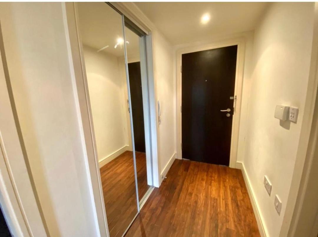 Lovely 1 Bedroom Apartment With Free Parking & Gym Kirkburton Dış mekan fotoğraf