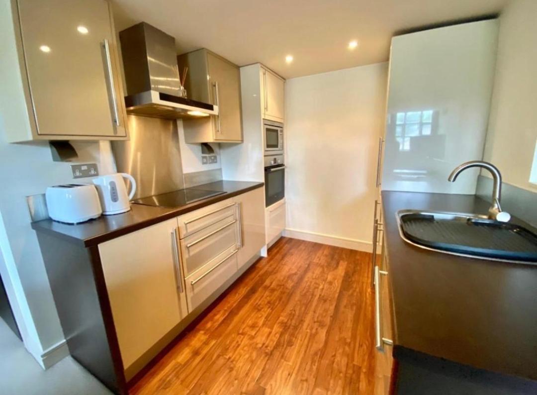 Lovely 1 Bedroom Apartment With Free Parking & Gym Kirkburton Dış mekan fotoğraf