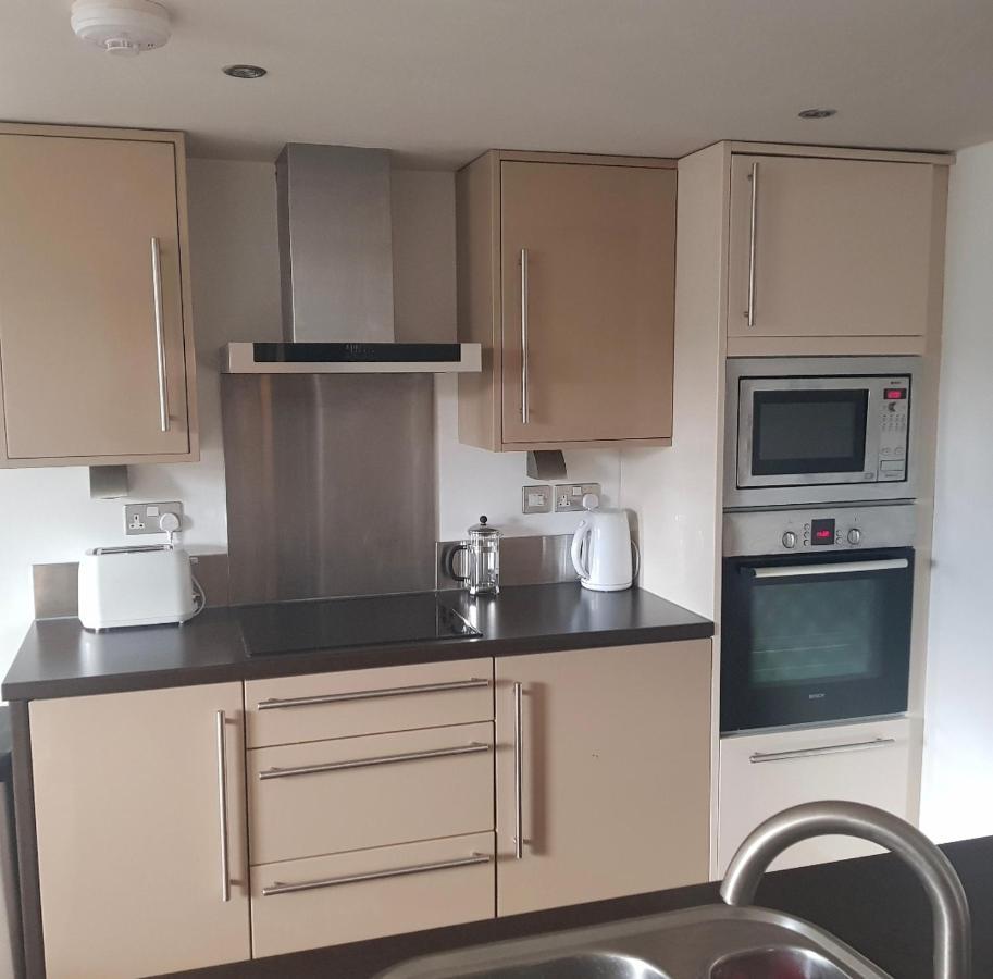 Lovely 1 Bedroom Apartment With Free Parking & Gym Kirkburton Dış mekan fotoğraf
