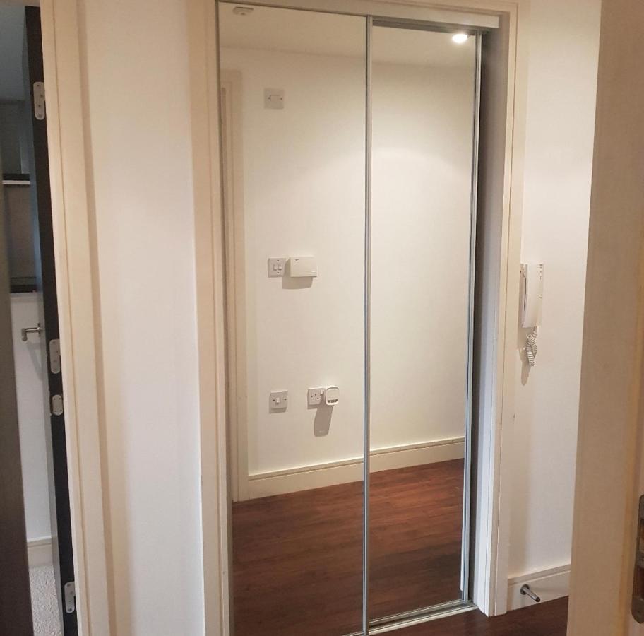 Lovely 1 Bedroom Apartment With Free Parking & Gym Kirkburton Dış mekan fotoğraf
