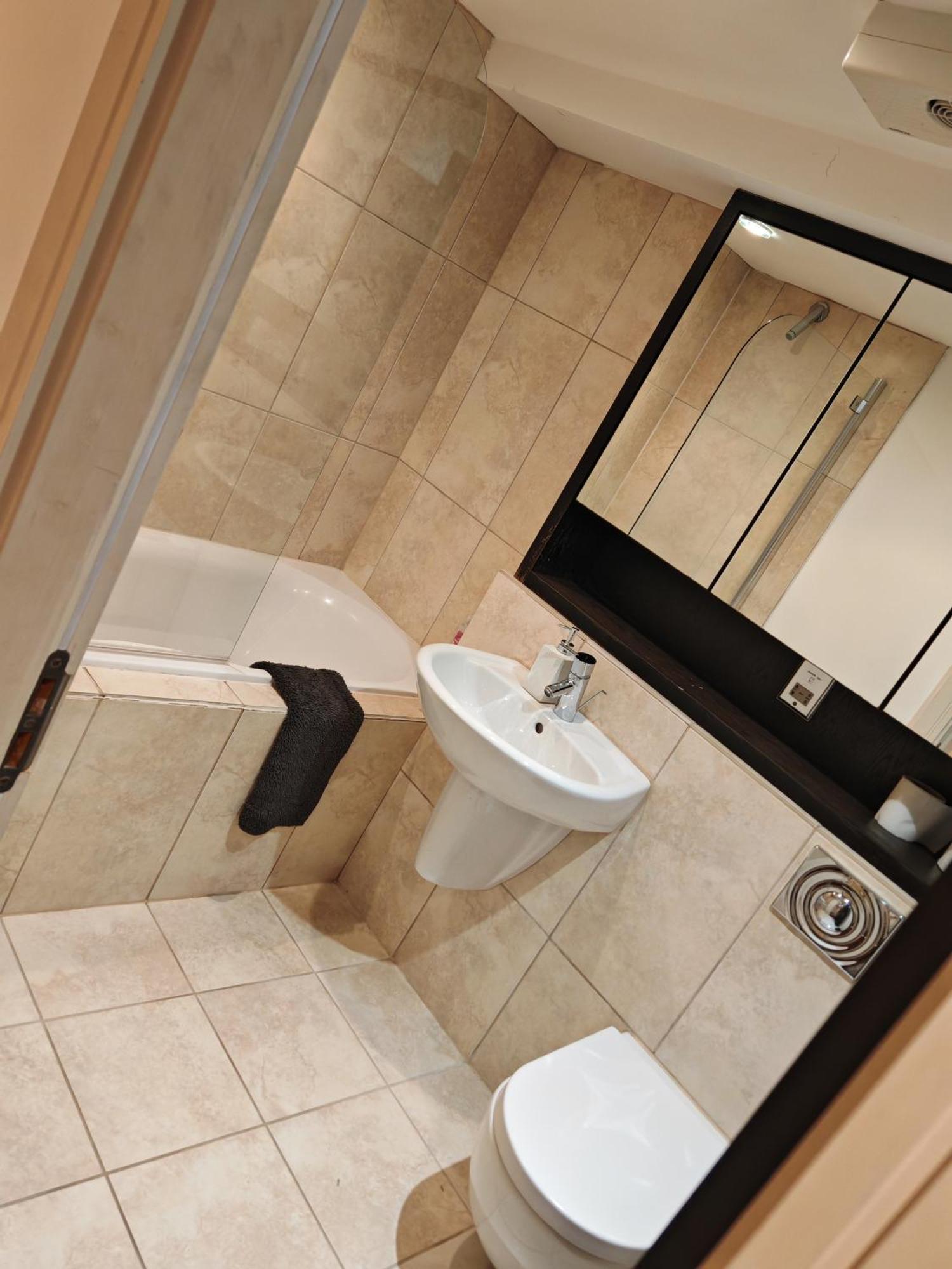 Lovely 1 Bedroom Apartment With Free Parking & Gym Kirkburton Dış mekan fotoğraf