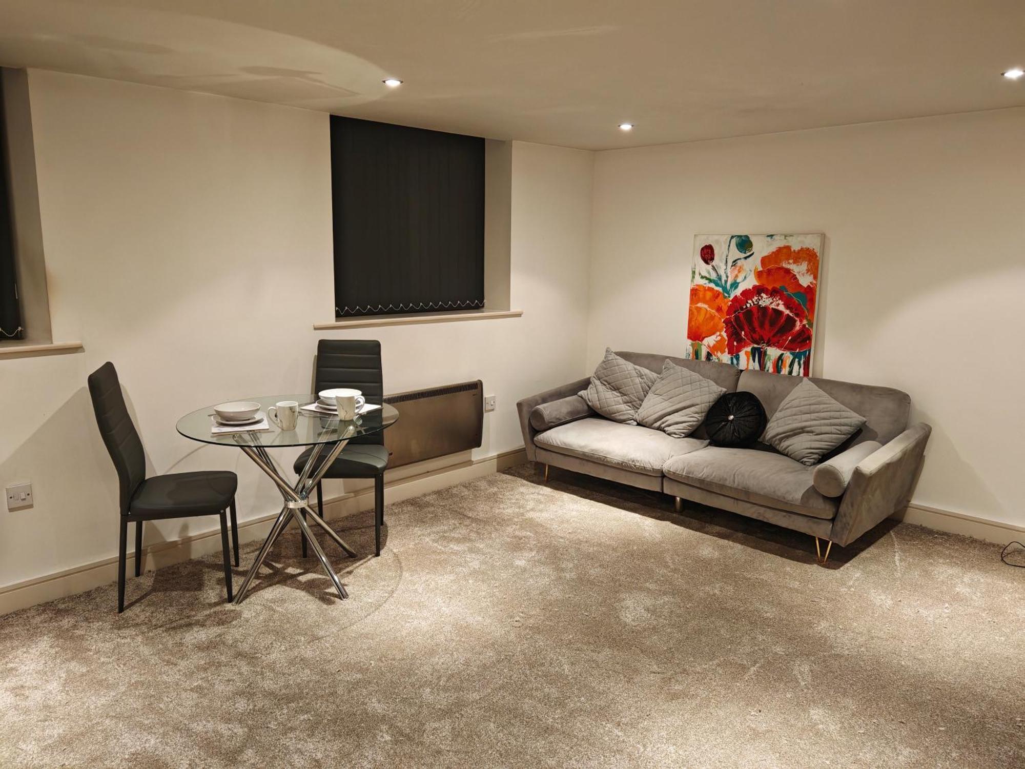 Lovely 1 Bedroom Apartment With Free Parking & Gym Kirkburton Dış mekan fotoğraf