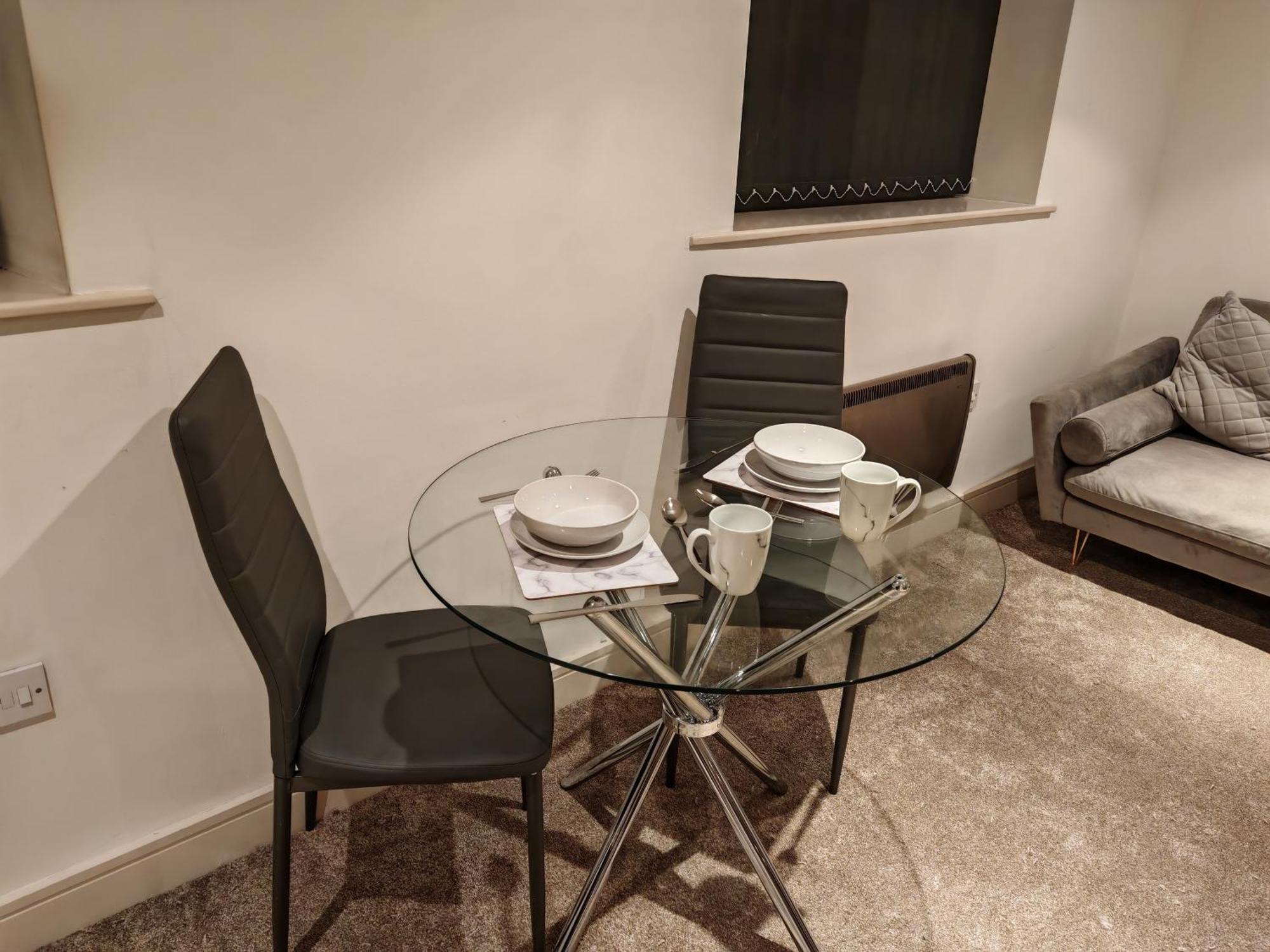 Lovely 1 Bedroom Apartment With Free Parking & Gym Kirkburton Dış mekan fotoğraf