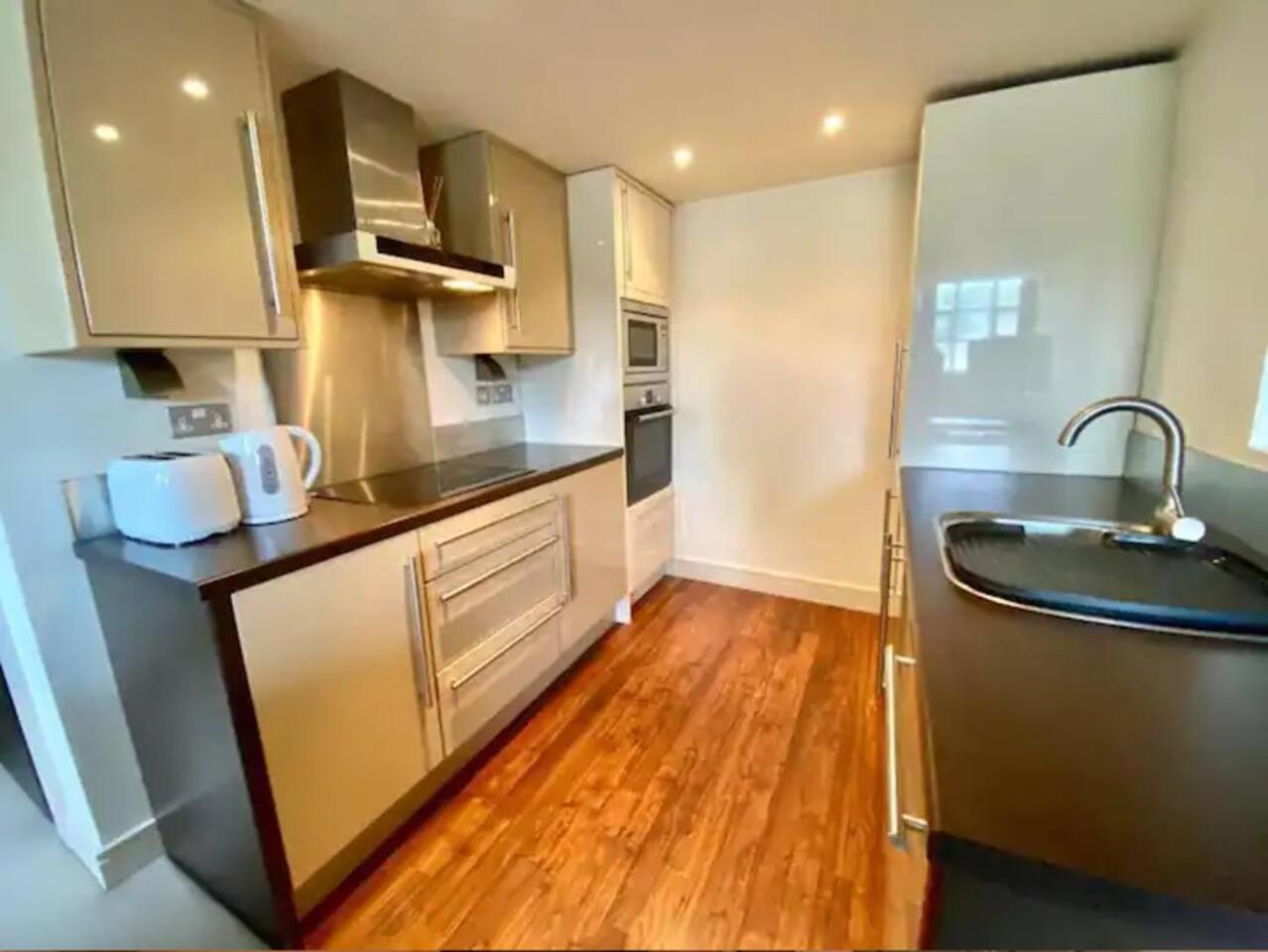 Lovely 1 Bedroom Apartment With Free Parking & Gym Kirkburton Dış mekan fotoğraf