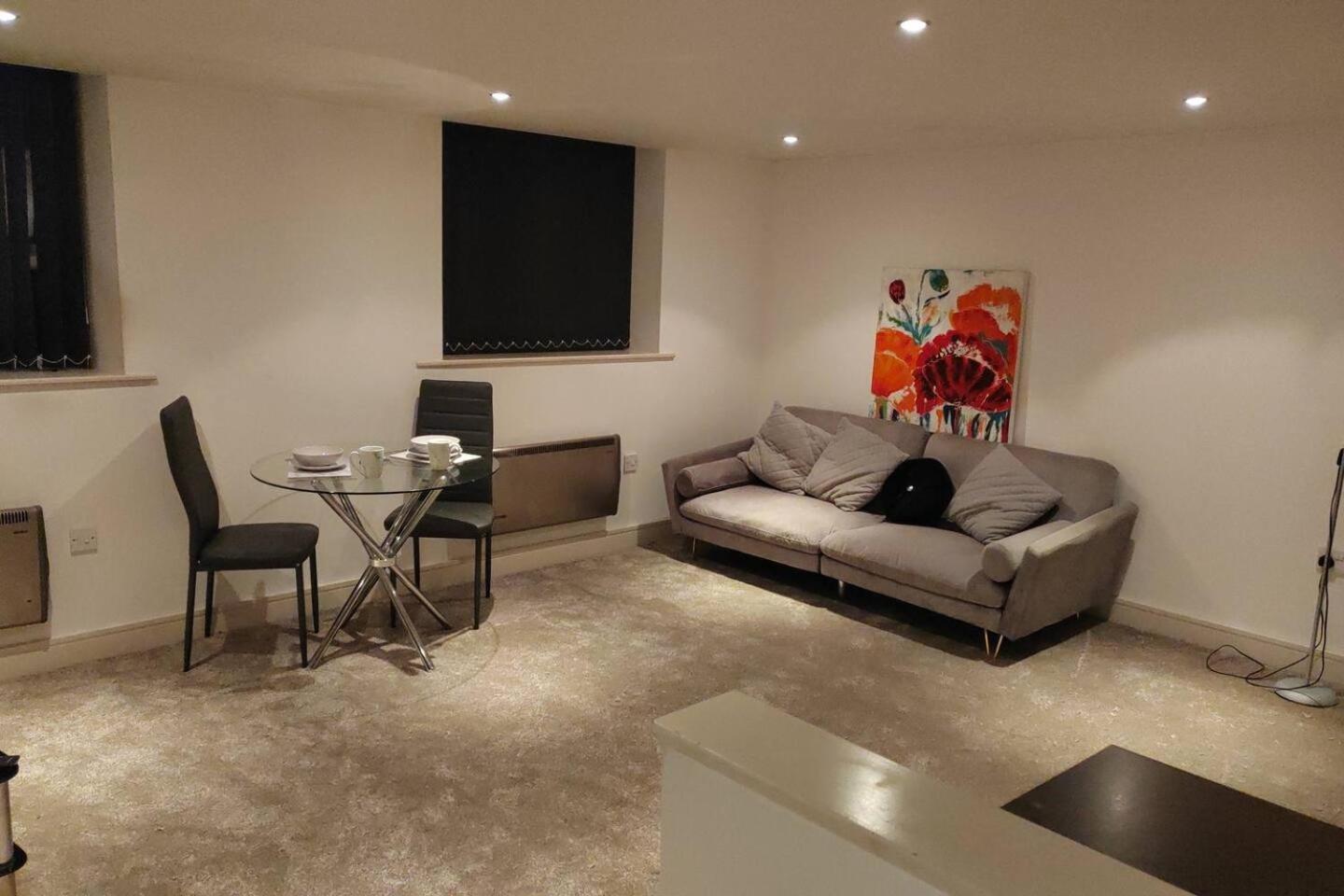 Lovely 1 Bedroom Apartment With Free Parking & Gym Kirkburton Dış mekan fotoğraf