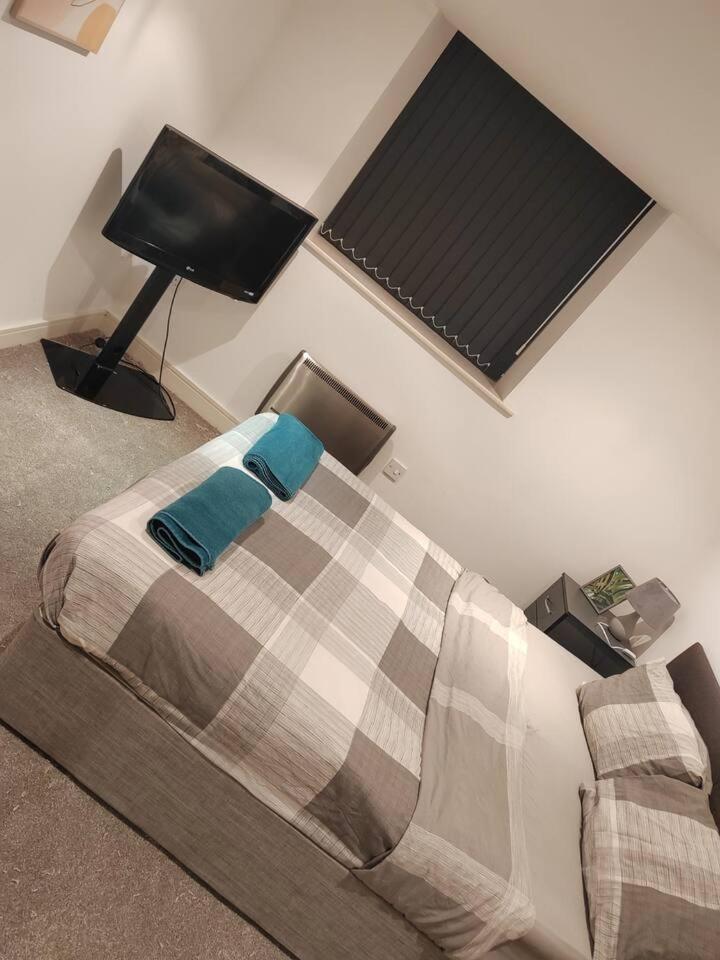 Lovely 1 Bedroom Apartment With Free Parking & Gym Kirkburton Dış mekan fotoğraf