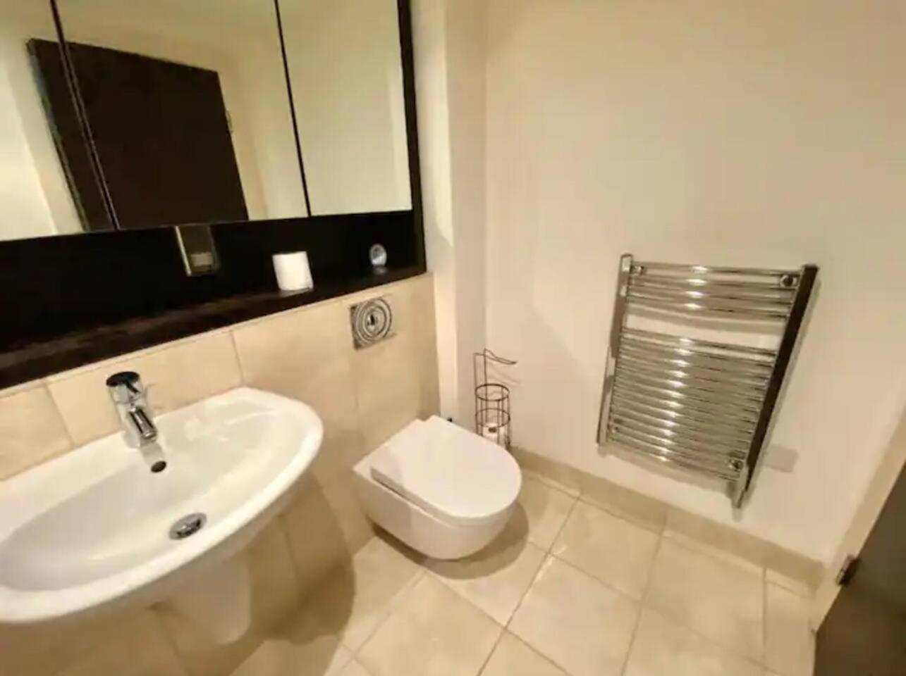Lovely 1 Bedroom Apartment With Free Parking & Gym Kirkburton Dış mekan fotoğraf