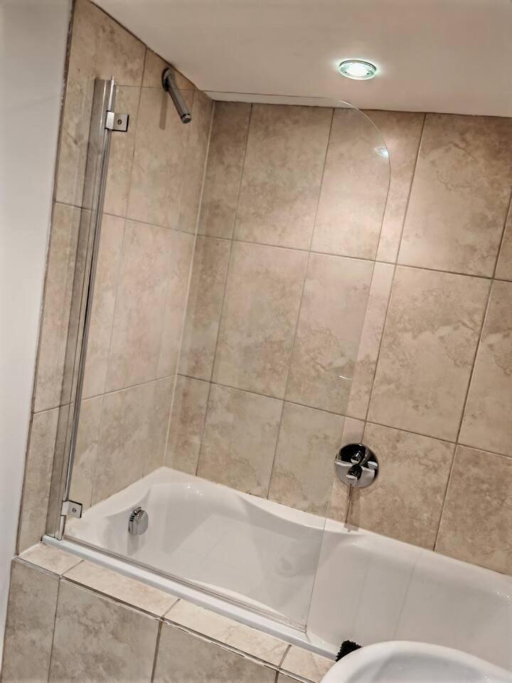 Lovely 1 Bedroom Apartment With Free Parking & Gym Kirkburton Dış mekan fotoğraf