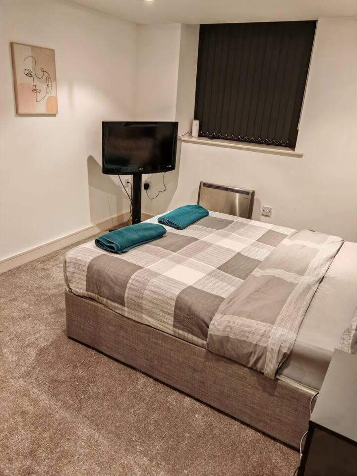 Lovely 1 Bedroom Apartment With Free Parking & Gym Kirkburton Dış mekan fotoğraf