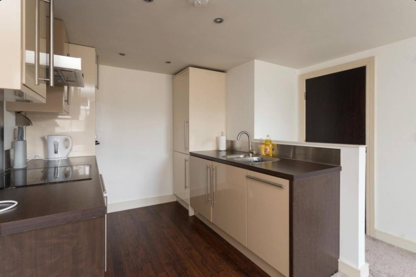 Lovely 1 Bedroom Apartment With Free Parking & Gym Kirkburton Dış mekan fotoğraf