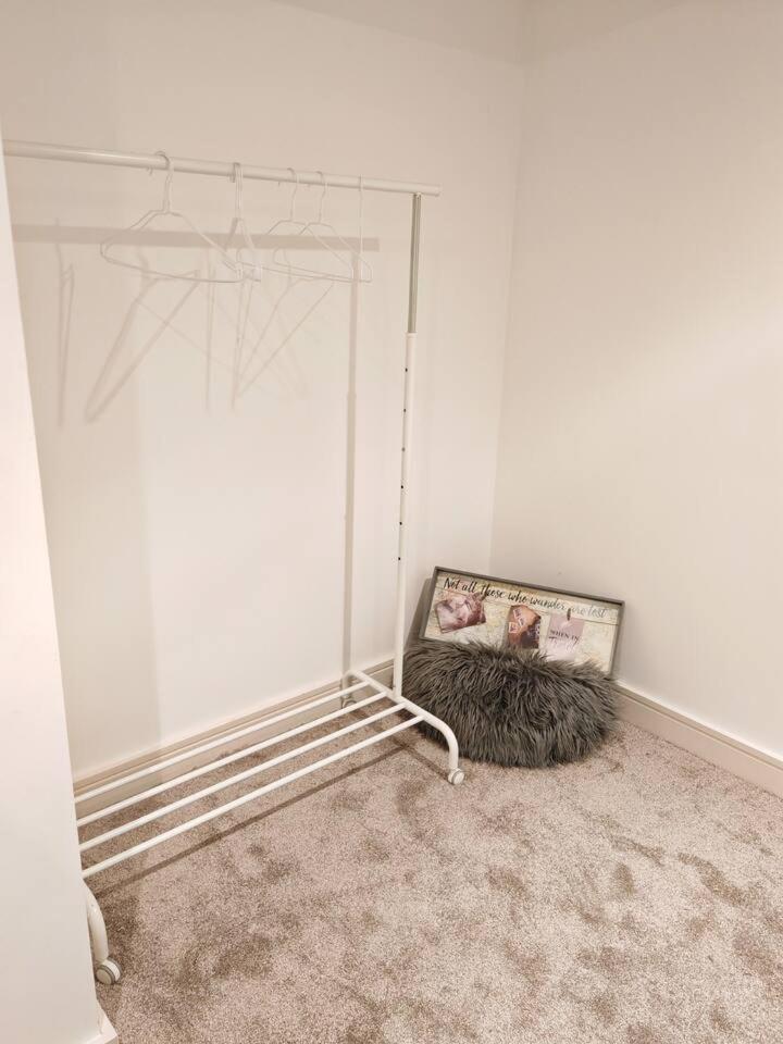 Lovely 1 Bedroom Apartment With Free Parking & Gym Kirkburton Dış mekan fotoğraf