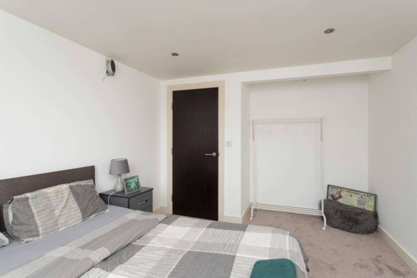 Lovely 1 Bedroom Apartment With Free Parking & Gym Kirkburton Dış mekan fotoğraf