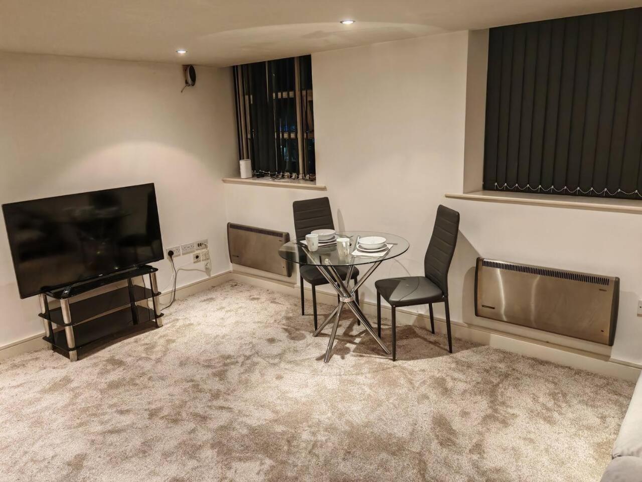 Lovely 1 Bedroom Apartment With Free Parking & Gym Kirkburton Dış mekan fotoğraf
