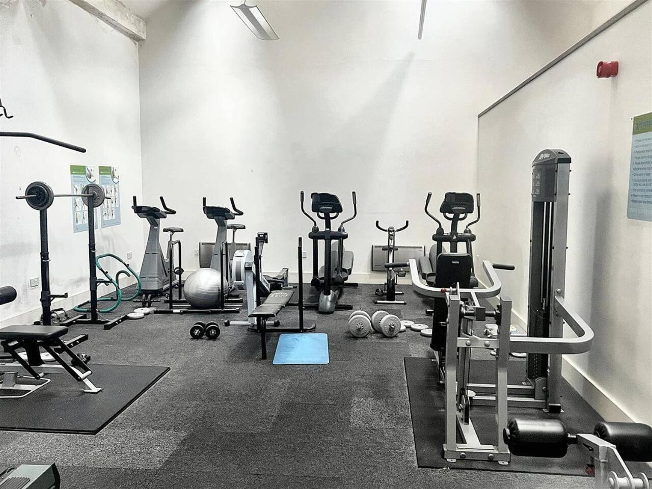 Lovely 1 Bedroom Apartment With Free Parking & Gym Kirkburton Dış mekan fotoğraf