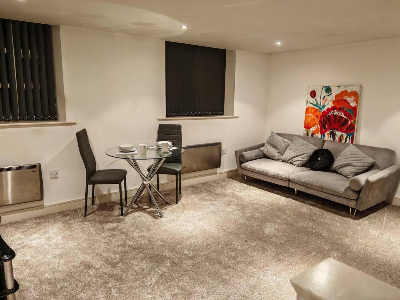 Lovely 1 Bedroom Apartment With Free Parking & Gym Kirkburton Dış mekan fotoğraf